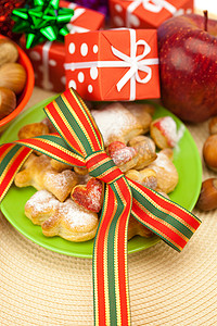 “盘子、饼干、坚果、苹果、蝴蝶结、盒子、礼物、圣诞舞会”