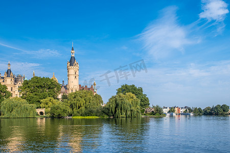 童话城堡摄影照片_“什未林一座美丽的童话城堡，湖边的景色”