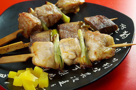 芋儿烧鸡摄影照片_日本串烧鸡肉、猪肉、肉烤鸡肉串