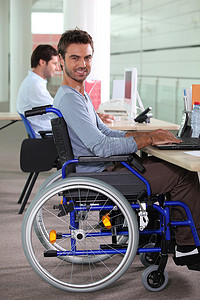 坐在轮椅上使用电脑的人