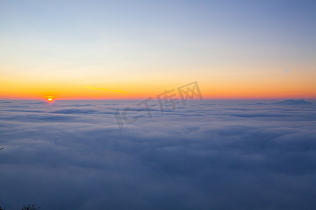 从山顶云层上方惊人的日出