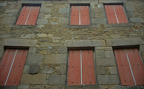 有许多窗户的传统法式石头建筑