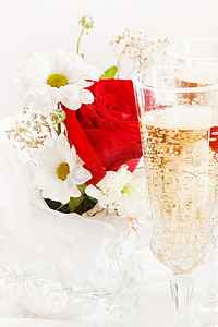 与婚礼鲜花的香槟
