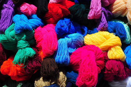 传统市场摊位上色彩鲜艳的羊毛球