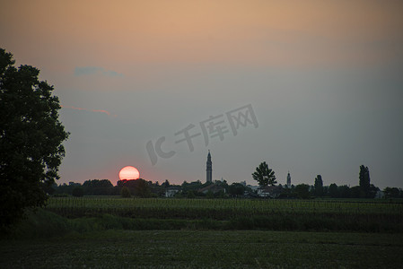 落山的太阳摄影照片_小镇背后的球形太阳落山