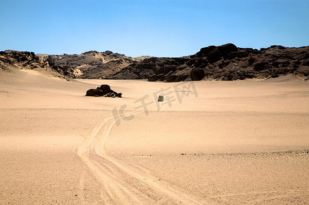 汽车沙漠摄影照片_骷髅海岸沙漠中的越野