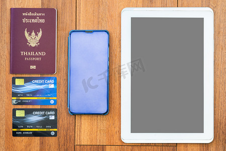 带信用卡和数字平板电脑模型的顶视图护照