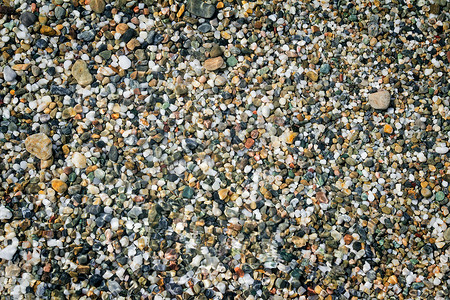海小石摄影照片_“海边的小海石，铺满了海浪。”