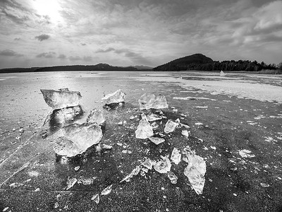 冰湖水位上的冰碎片。