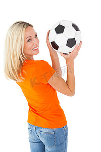 穿着橙色 T 恤的足球迷