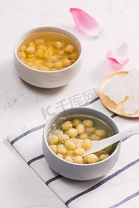 莲子粥摄影照片_越南菜，甜莲子粥，配料：莲豆，冰糖。