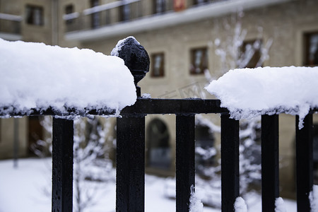 满是雪的金属栏杆