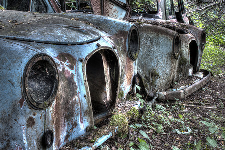 旧汽车墓地的汽车 HDR 图片