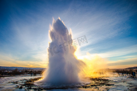 在欧洲冰岛黄金圈 Haukadalur 的 Geyser Strokkur