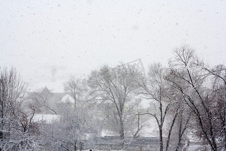 城市下雪摄影照片_城市里下雪