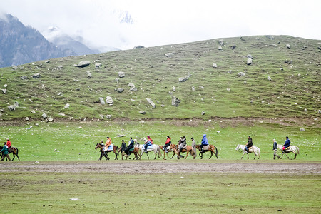 印度克什米尔 2018 年 10 月-Gulmarg 的景观景观是印度查谟和克什米尔邦夏季一个受欢迎的山站目的地场景。