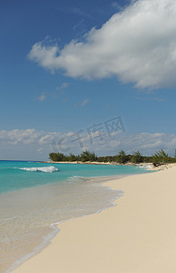 有蓝色水和白色沙子的热带海滩