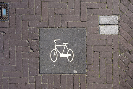 砖上画的自行车标志的大角度特写镜头