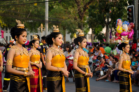 Phranakhonkhiri 节日游行 2013 年在街道上