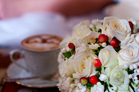“爱杯、拿铁艺术咖啡和婚礼花束上的心形画”