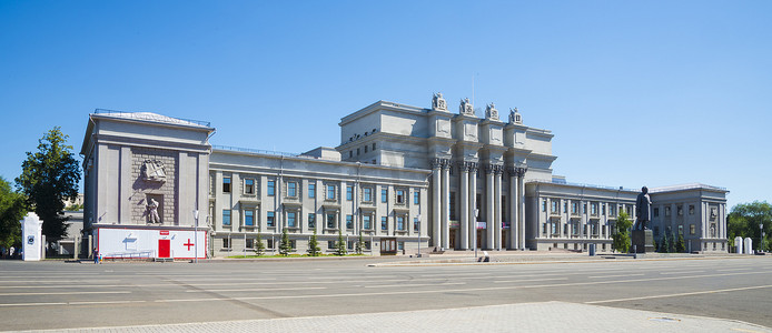 雪街道摄影照片_俄罗斯萨马拉古比雪夫广场的歌剧和芭蕾舞大楼
