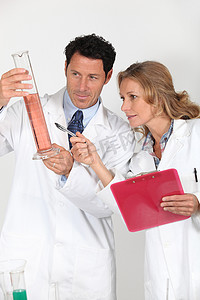 检查粉红色液体的实验室技术人员