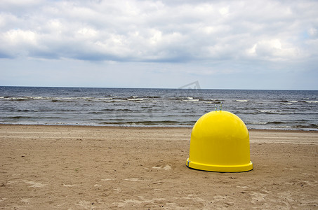 沙滩和大海上的黄色垃圾箱