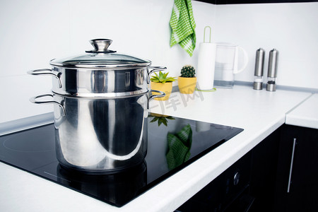 电磁炉锅摄影照片_带电磁炉的现代厨房中的大锅