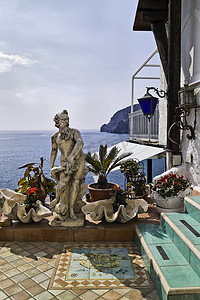 “意大利，坎帕尼亚，伊斯基亚岛，S.Angelo，从海边的房子看 S.Angelo 岩石海岸”