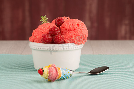 红色水果冰淇淋