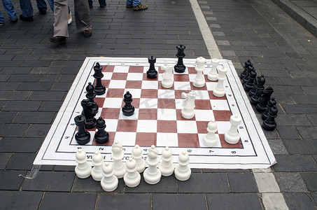 巨大的国际象棋游戏人物街头活动
