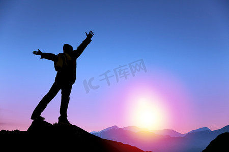 站在山顶看日出的年轻人