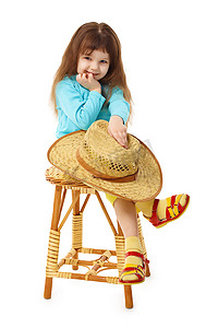 孩子坐在一把带帽子的旧木椅上