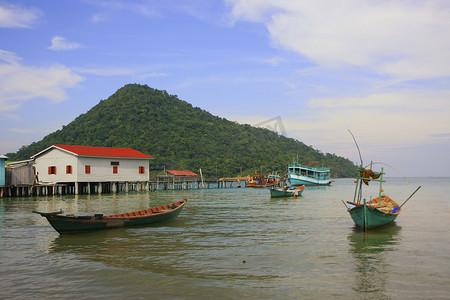 “从泰国湾的高龙萨姆隆岛看Koh Kon岛”