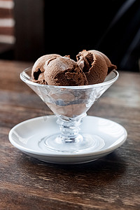 花瓶中的巧克力冰淇淋球