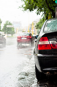 堵车摄影照片_路上下雨堵车