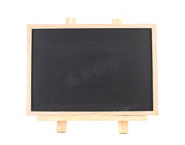 木制框架上的孤立空白黑板