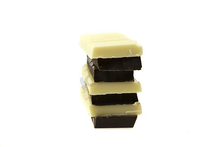 白黑巧克力摄影照片_黑巧克力和白巧克力隔离在白色