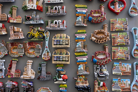 挂在嬉皮士市场上展示的多彩多姿的装饰小玩意儿。