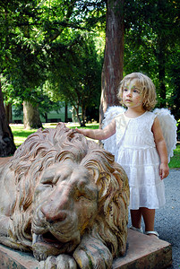 小天使小孩和狮子雕像