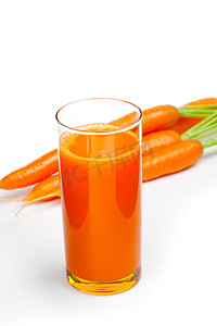 胡萝卜汁摄影照片_“胡萝卜汁和新鲜胡萝卜，白色背景分离”