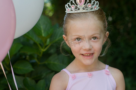 小女孩在森林花园过生日时打扮成童话般的芭蕾舞公主