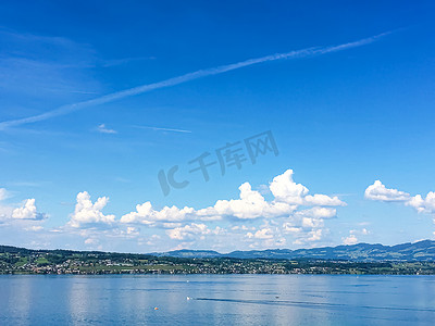 田园诗般的瑞士风景、沃勒劳的苏黎世湖、瑞士施维茨州、苏黎世湖、山脉、蓝水、天空作为夏季自然和旅游目的地，是风景艺术印刷品的理想选择