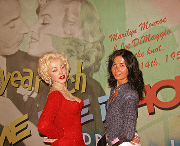 女孩在纽约市蜡像馆内与玛丽莲梦露合影