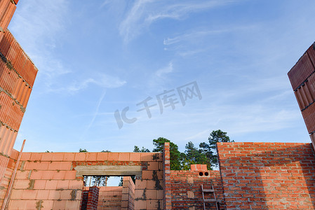 未完成的红砖房墙的内部正在建设中