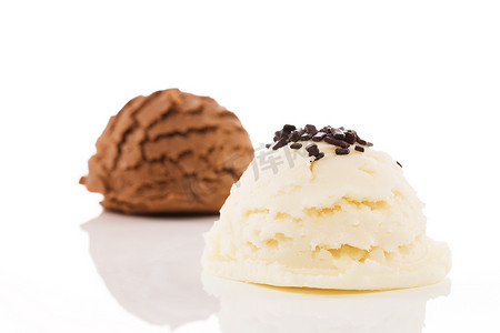香草味冰淇淋和巧克力碎屑放在巧克力冰淇淋前