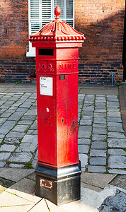 在街道的维多利亚时代红色邮局邮箱