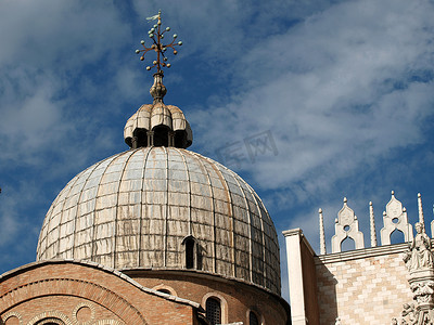 牛运冲天摄影照片_威尼斯圣马可大教堂的圆顶