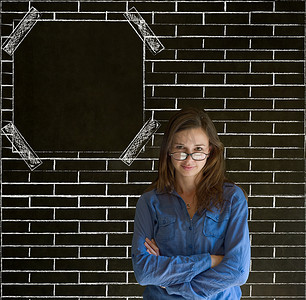“砖墙告示板黑板背景的女商人、学生或者老师”