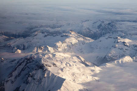 “加拿大不列颠哥伦比亚省白雪皑皑的山峰鸟瞰图”